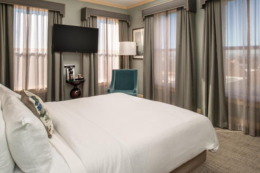Business Class Room with One Double Bed interior